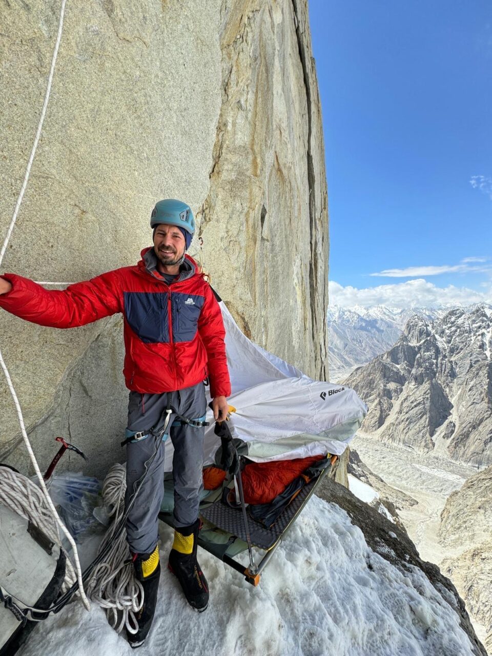 Už je to víc než měsíc, co slovensko-česká expedice stála na vrcholu nejvyšší skalní věže světa Trango (Nameless) Tower 6254 m n. m. V rozhovoru s matadorem Martinem Krasňanským jsme probírali, jak přesně probíhalo 13 dní na stěně i jaké byly krizové i dojemné okamžiky expedice Trango (Nameless) Tower 6254 m n. m.